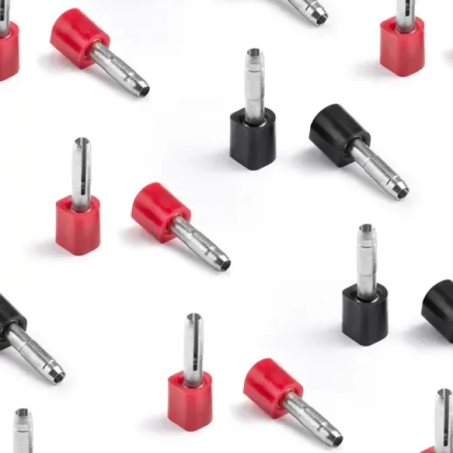 Conectores industriales en rojo y negro
