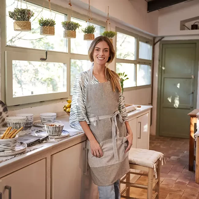 Mujer en cocina decorada con estilo rústic