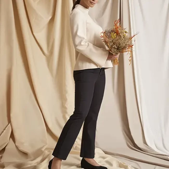 Mujer con zapatos negros en sesión de fotografía para e-commerce