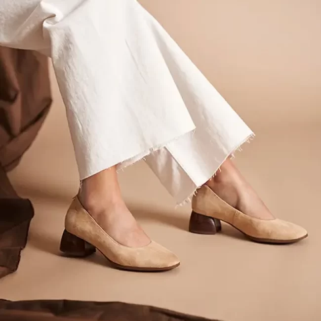 Modelo con zapatos de tacón bajo beige en fotografía para e-commerce