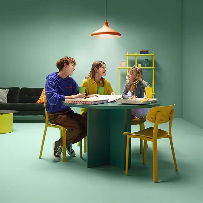 Familia en comedor moderno con iluminación de diseño