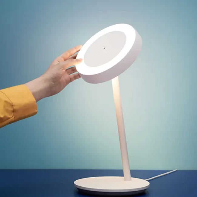 Lámpara de escritorio de diseño moderno y funcional